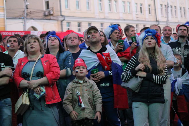Гордость за Россию и горечь поражения: настроение болельщиков в Нижнем Новгороде (ФОТО) - фото 52