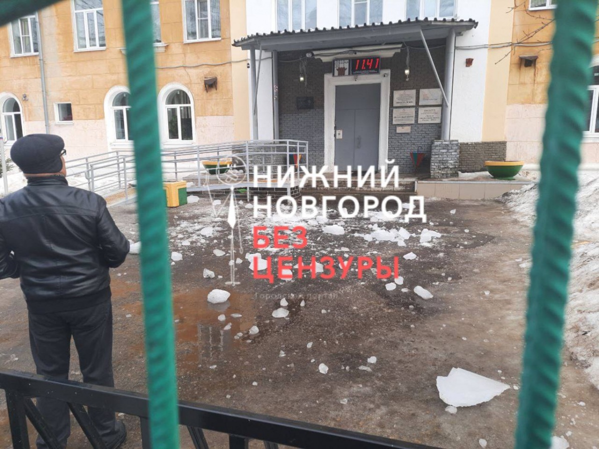 Огромная глыба льда рухнула с крыши школы № 69 в Нижнем Новгороде - фото 1