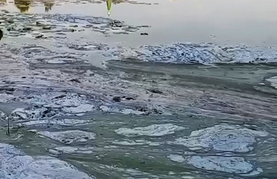 Озеро в Нестиарах покрылось зловонной пеной - фото 1