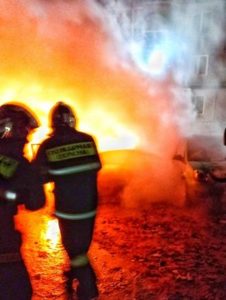 Две иномарки горели ночью в Володарском районе - фото 1
