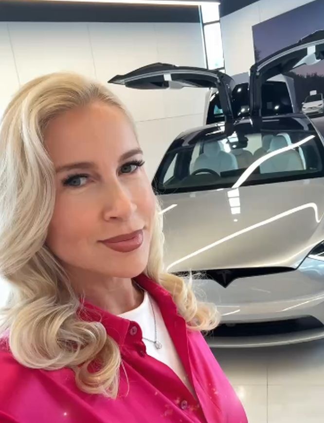 Экс-возлюбленная нижегородского губернатора Немцова похвасталась новой Tesla  - фото 1