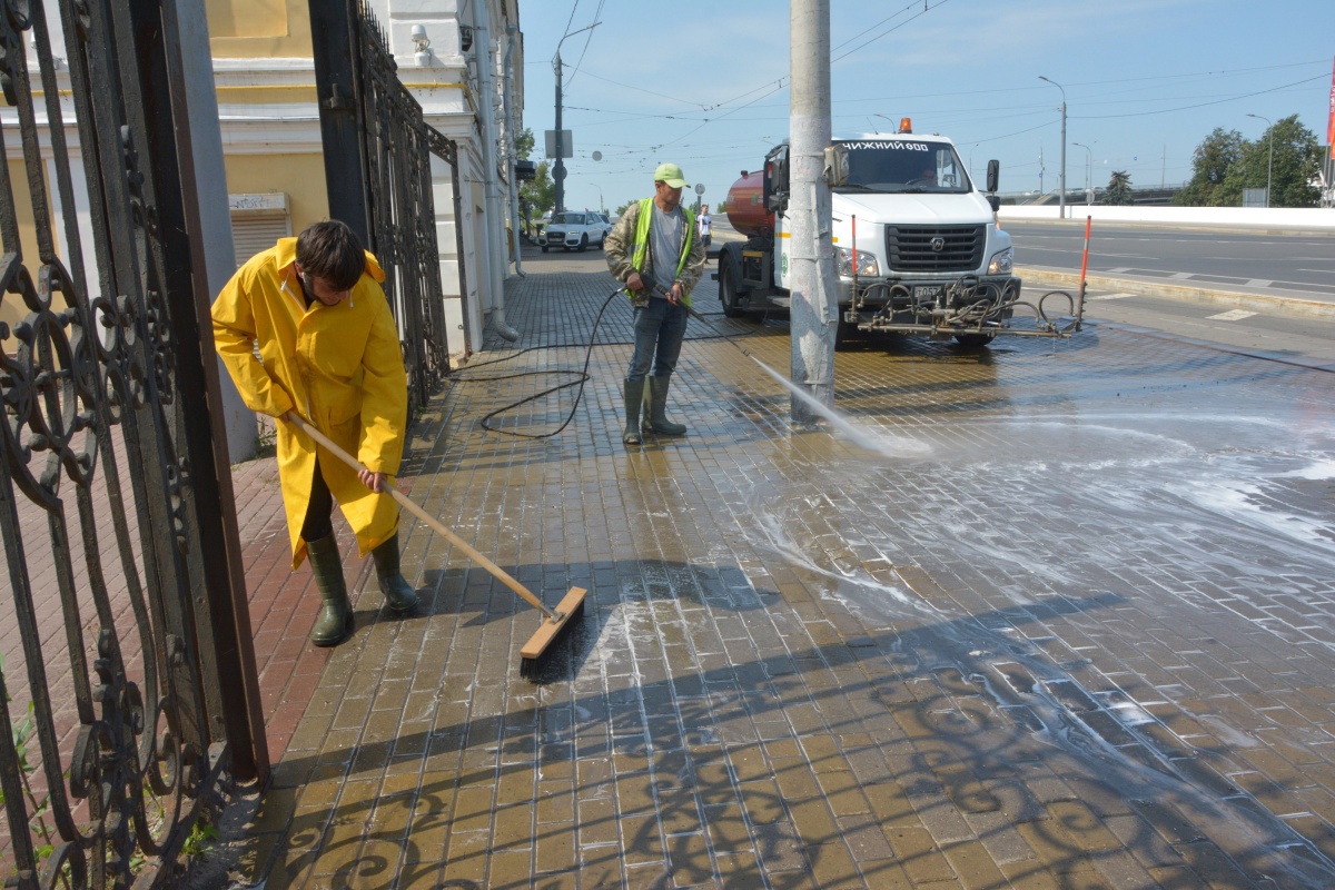 Нижегородские центральные улицы начали чистить моющим средством и ручными щетками - фото 1
