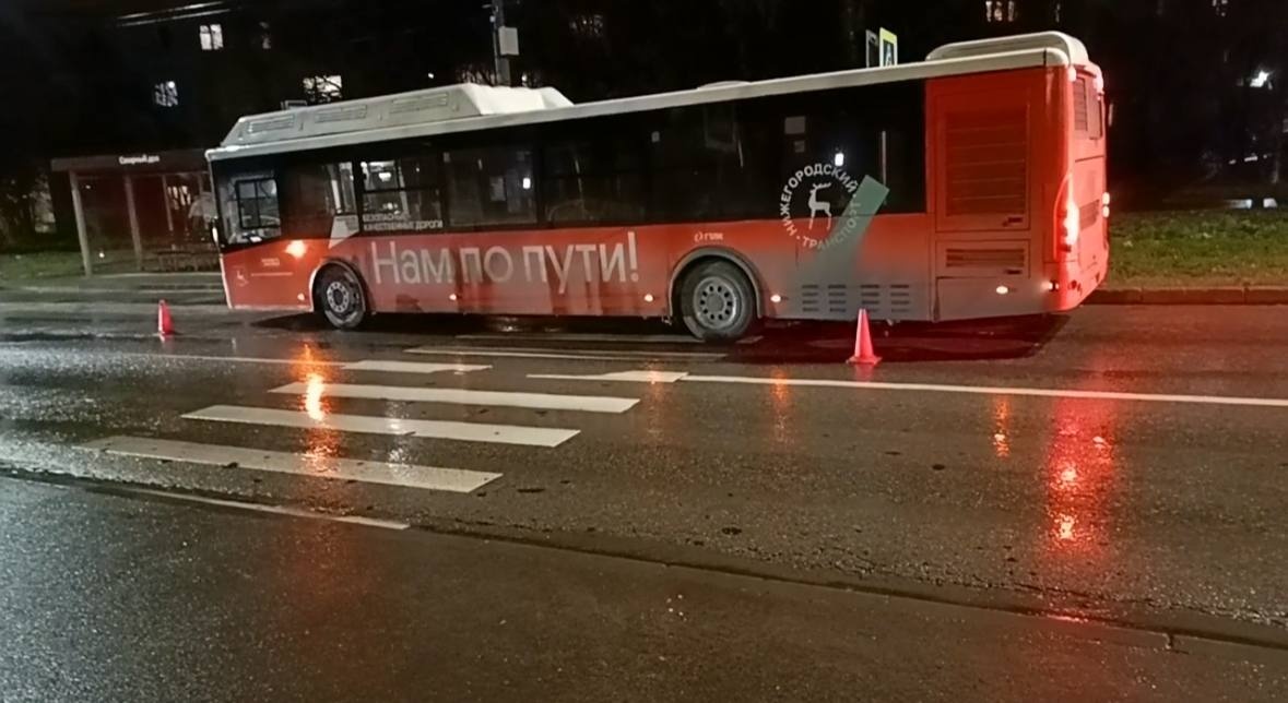 Автобус сбил женщину на пешеходном переходе в Нижнем Новгороде - фото 1