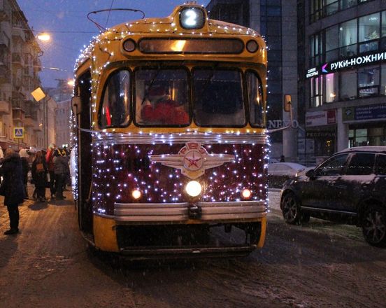 По Нижнему Новгороду начал ходить новогодний трамвай - фото 14