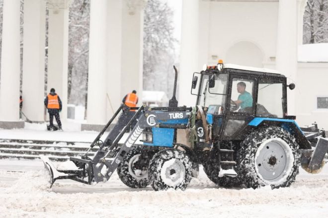 Более 20 снегоуборочных машин борются с непогодой в Дзержинске - фото 2