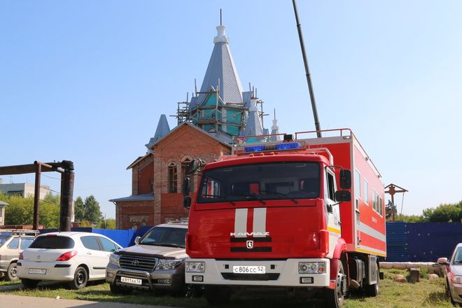 Первый купол установили на нижегородском храме в честь иконы-покровительницы пожарных - фото 3
