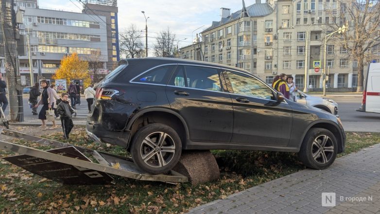 Иномарка влетела в киоск в центре Нижнего Новгорода: есть пострадавшие - фото 2