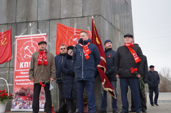 Нижегородские коммунисты отметили Октябрьскую революцию шествием по Канавинскому мосту (ФОТО) - фото 11