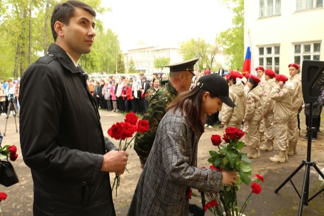 Мемориальную доску погибшему на Украине Александру Хрипунову установили на Бору - фото 3