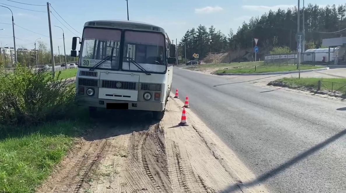 Водитель выпал из автобуса и попал под его колеса в Дзержинске - фото 1
