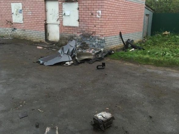Автомобиль врезался в магазин в Пильнинском районе и улетел в пруд - фото 3