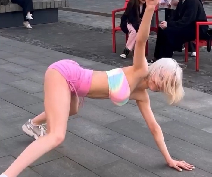 «Жаркий» танец нижегородки на Покровке активно обсуждают в социальных сетях
