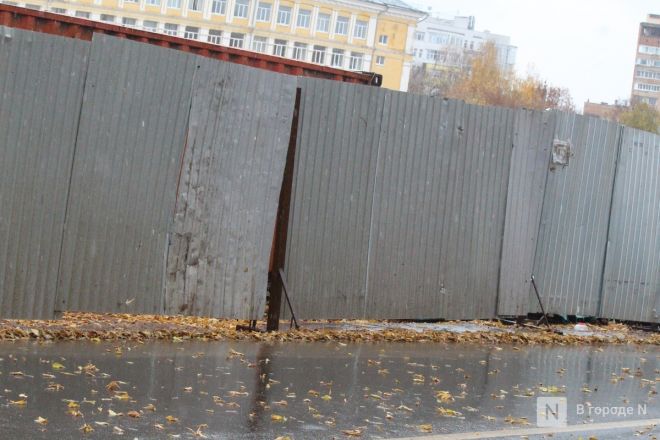 Сорванные сроки и тонна грязи: фоторепортаж со стройки террасного парка в Почаинском овраге - фото 28