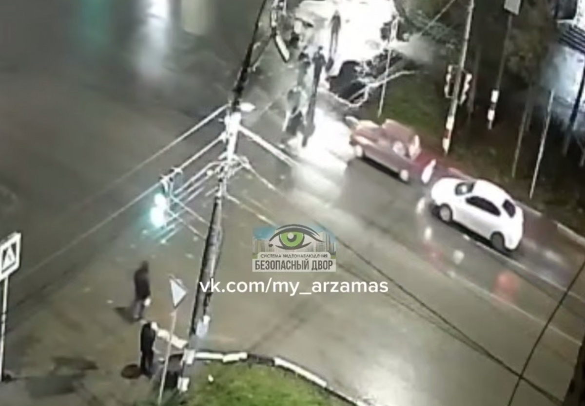 Странное ДТП попало на камеры на перекрестке в Арзамасе - фото 1