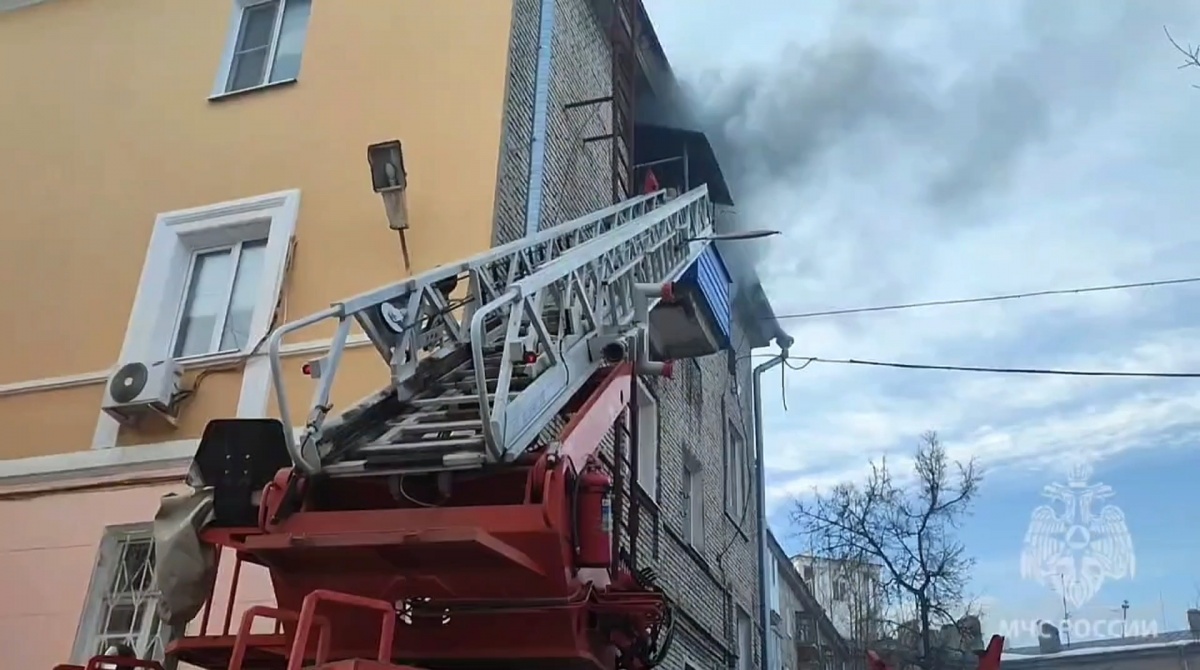 Двух человек и собаку спасли на пожаре из-за самогонного аппарата в Дзержинске - фото 2