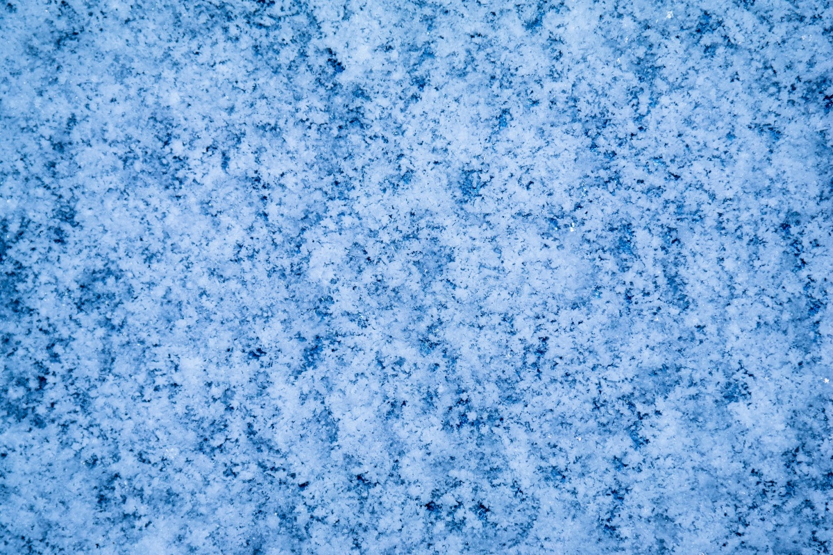 Названа причина появления голубого снега на Святом озере в Дзержинске