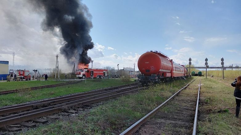Пожарный поезд прибыл на место тушения пожара в дзержинской промзоне - фото 2