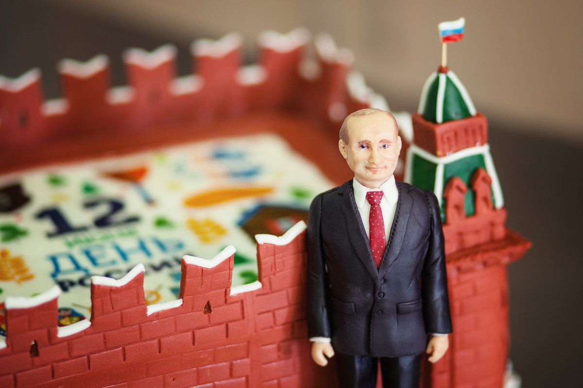 Арзамасский хлебзавод на День России подарил своим сотрудникам Путина из мастики - фото 1
