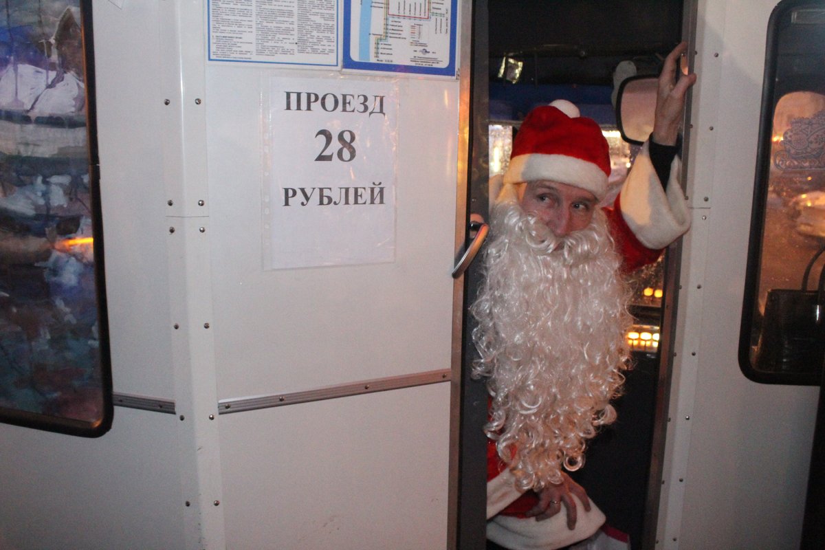 По Нижнему Новгороду начал ходить новогодний трамвай - фото 2