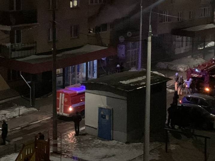 Двух человек спасли и 13 эвакуировали из пожара на улице Июльских дней - фото 1