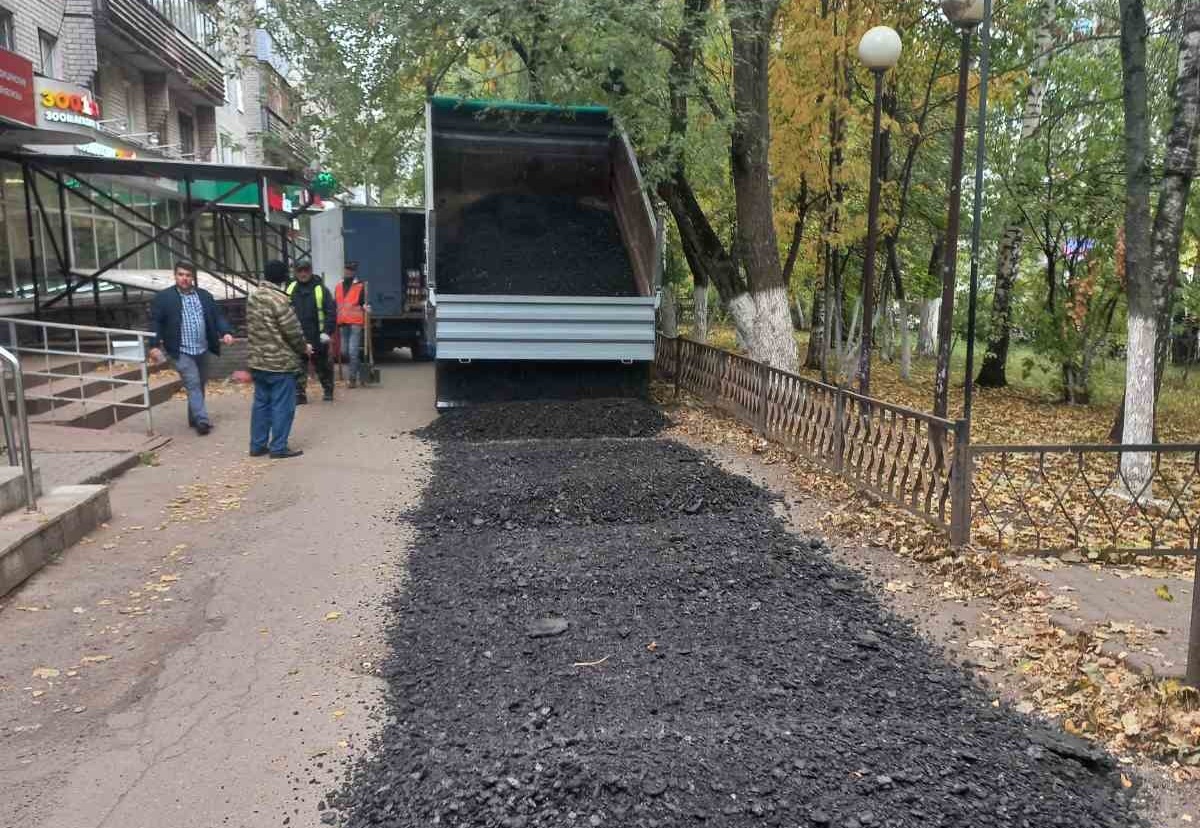 Дорогу по проспекту Гагарина в Приокском районе отсыпали асфальтной крошкой - фото 1