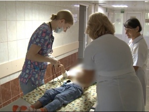 Найденную в Вознесенском районе Зарину Авгонову восстанавливают от обезвоживания