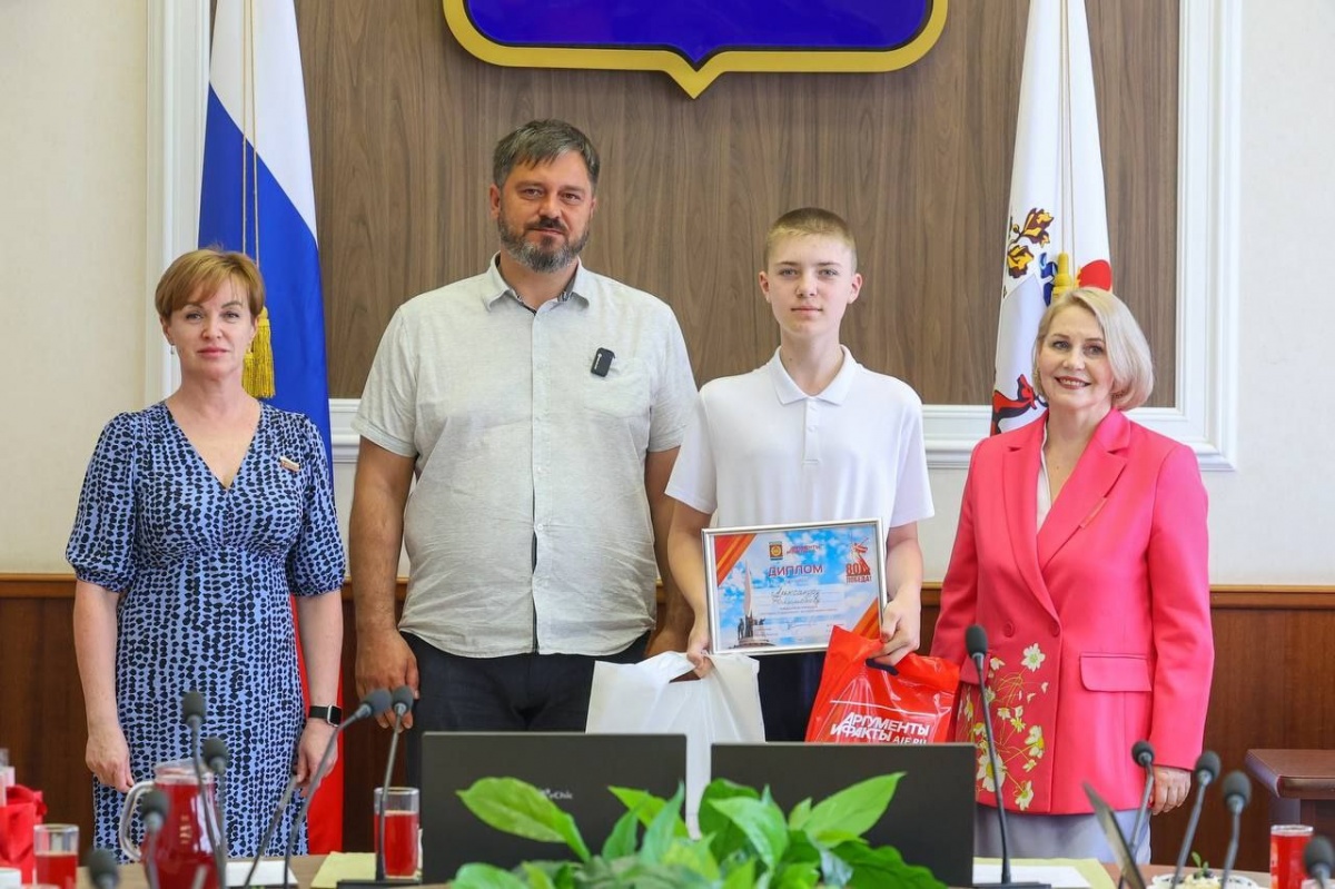 Клинков наградил победителей конкурса &laquo;История Дзержинска &mdash; история моей семьи&raquo; - фото 1