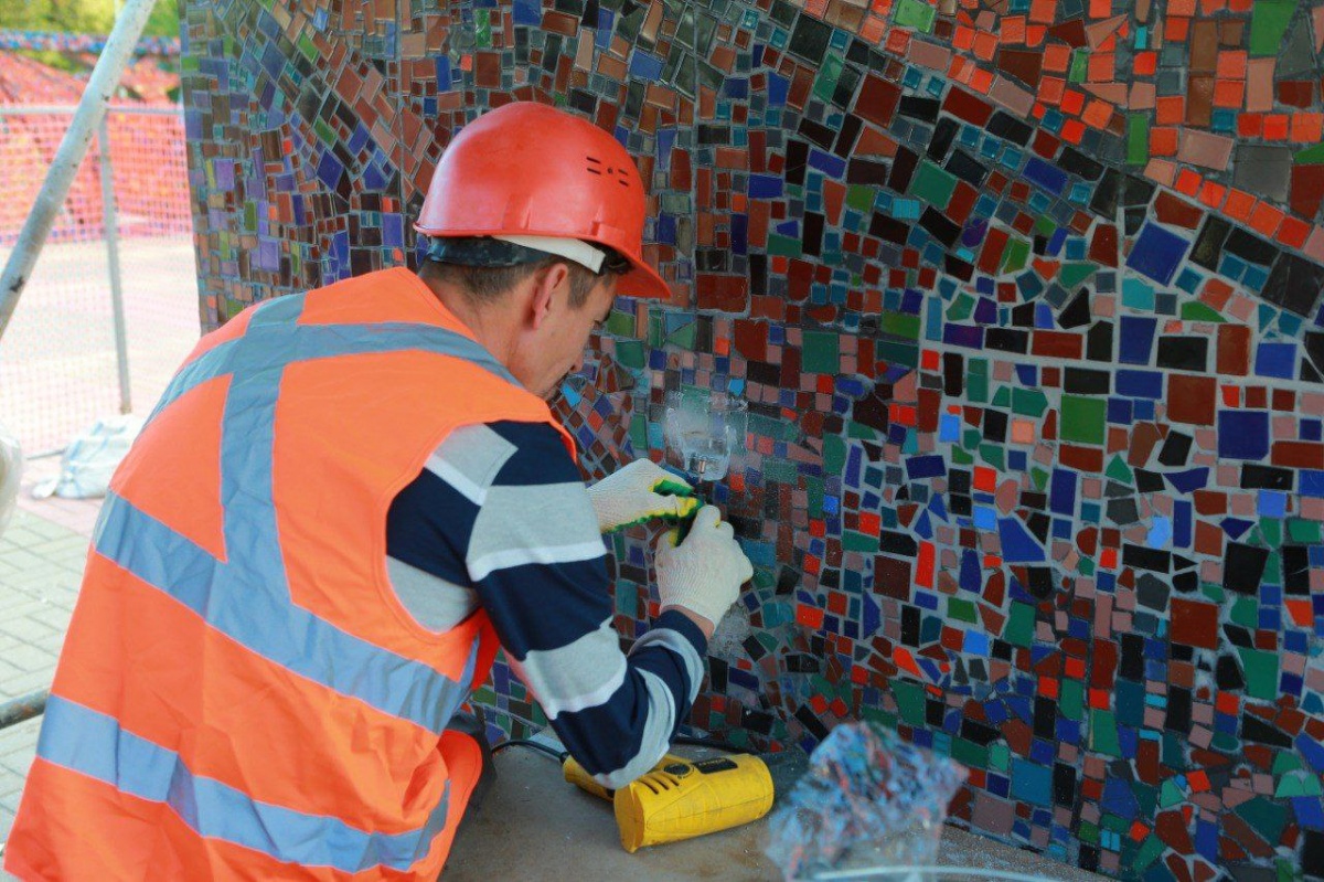 Мозаичное панно восстанавливают на площади Героев в Дзержинске - фото 1