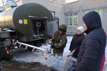 Дзержинские военные помогли автозаводцам с водой