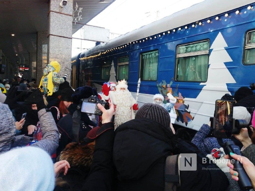 Нижегородцы встретили поезд Деда Мороза - фото 1