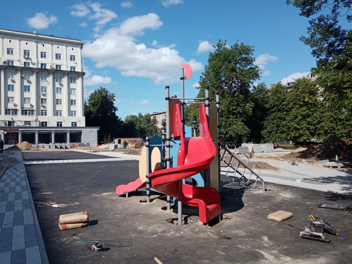 Игровое оборудование устанавливают в детском сквере в Автозаводском районе - фото 1