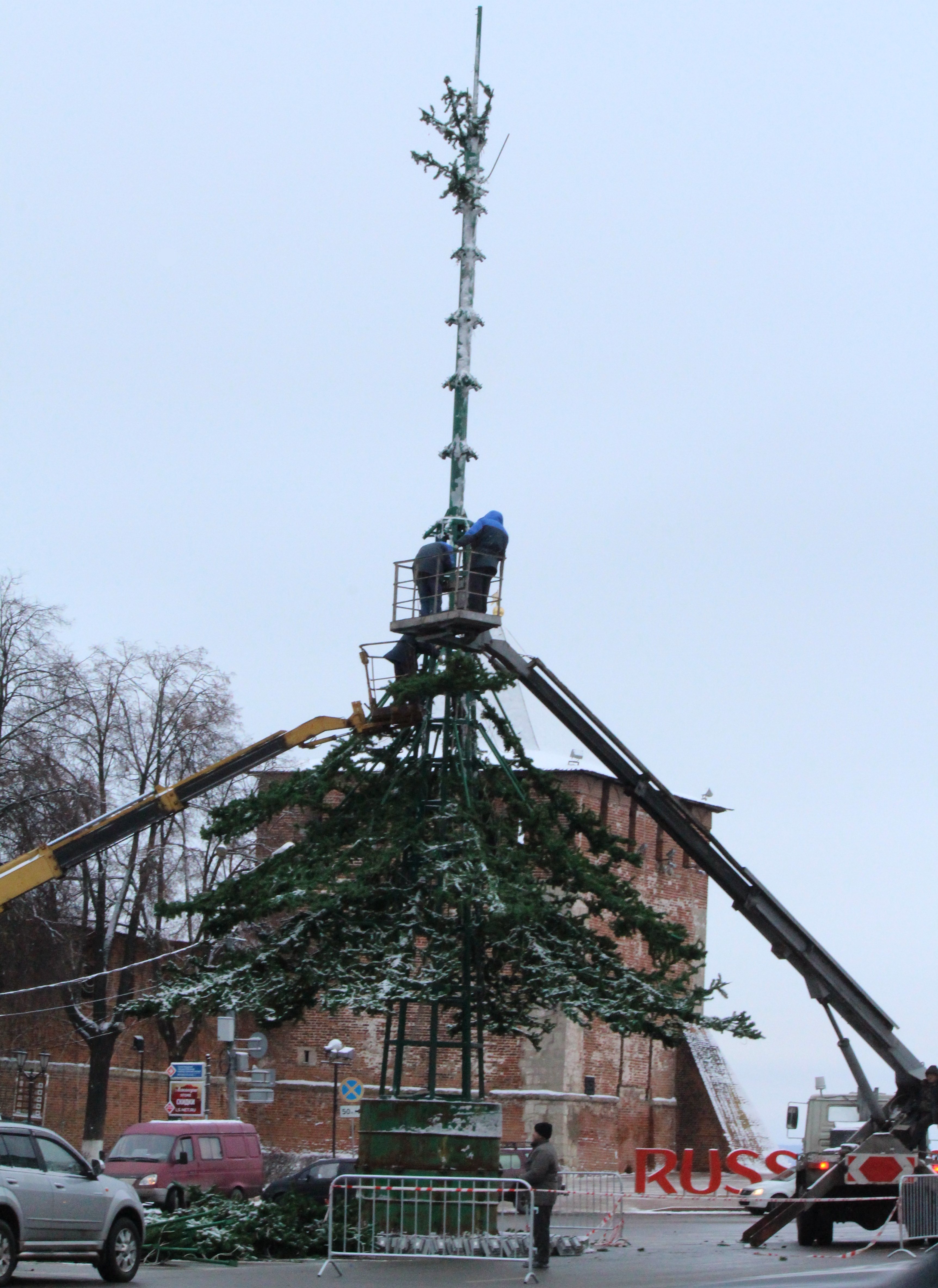 На площади Минина и Пожарского устанавливают елку (ФОТО) - фото 3