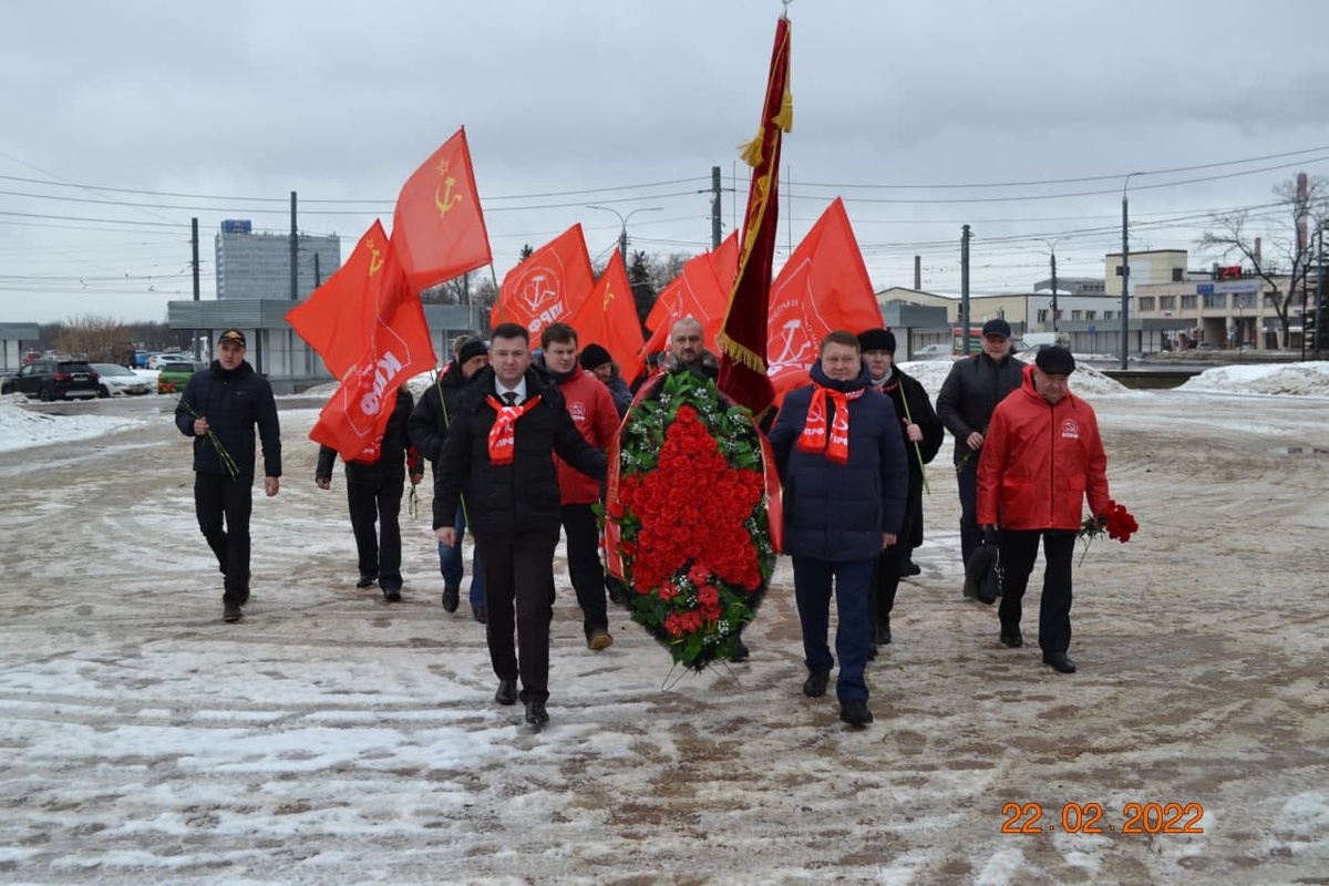 Нижегородские коммунисты возложили цветы в честь 104-й годовщины со дня образования Советской Армии - фото 1