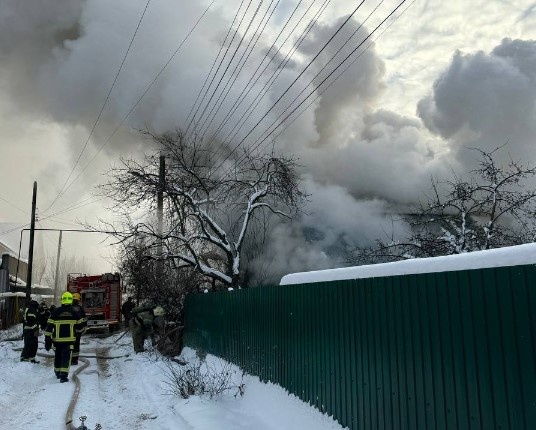 Пожар возник в одном из домов на Немировича-Данченко в Нижнем Новгороде - фото 1