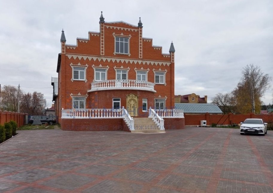 Стилизованный под замок коттедж продают в Нижнем Новгороде за 24 млн рублей - фото 1