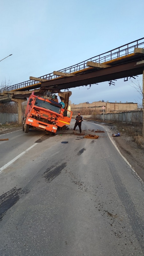 Соцсети: грузовик застрял под мостом в Дзержинске - фото 1