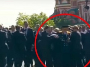 Охранник Путина грубо оттолкнул ветерана во время Парада Победы 9 мая (ВИДЕО)