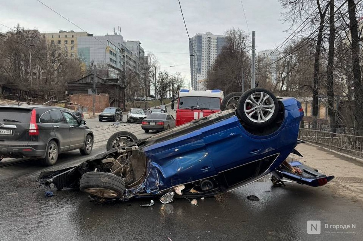 Автомобиль перевернулся после жесткого ДТП в Нижнем Новгороде
