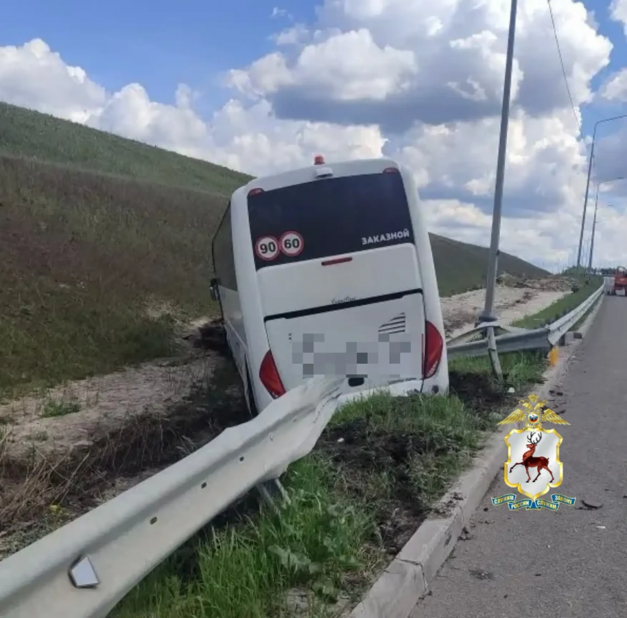Опубликованы фото с места ДТП с автобусом на М-12 в Нижегородской области - фото 2