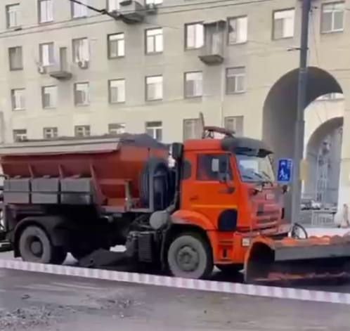 Ряд домов в Автозаводском районе остался без тепла из-за фонтана кипятка - фото 1