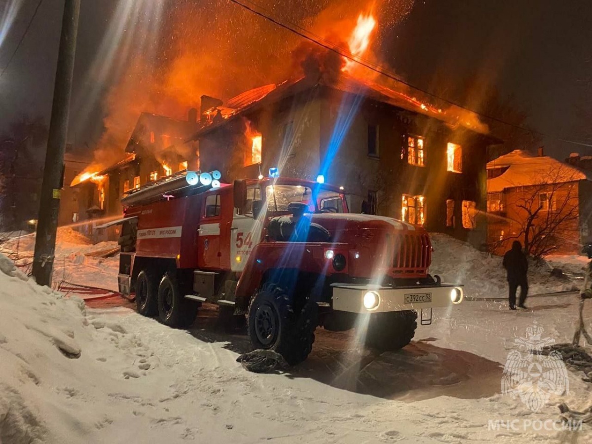 Многоквартирный расселенный дом полыхал в Кстове минувшей ночью