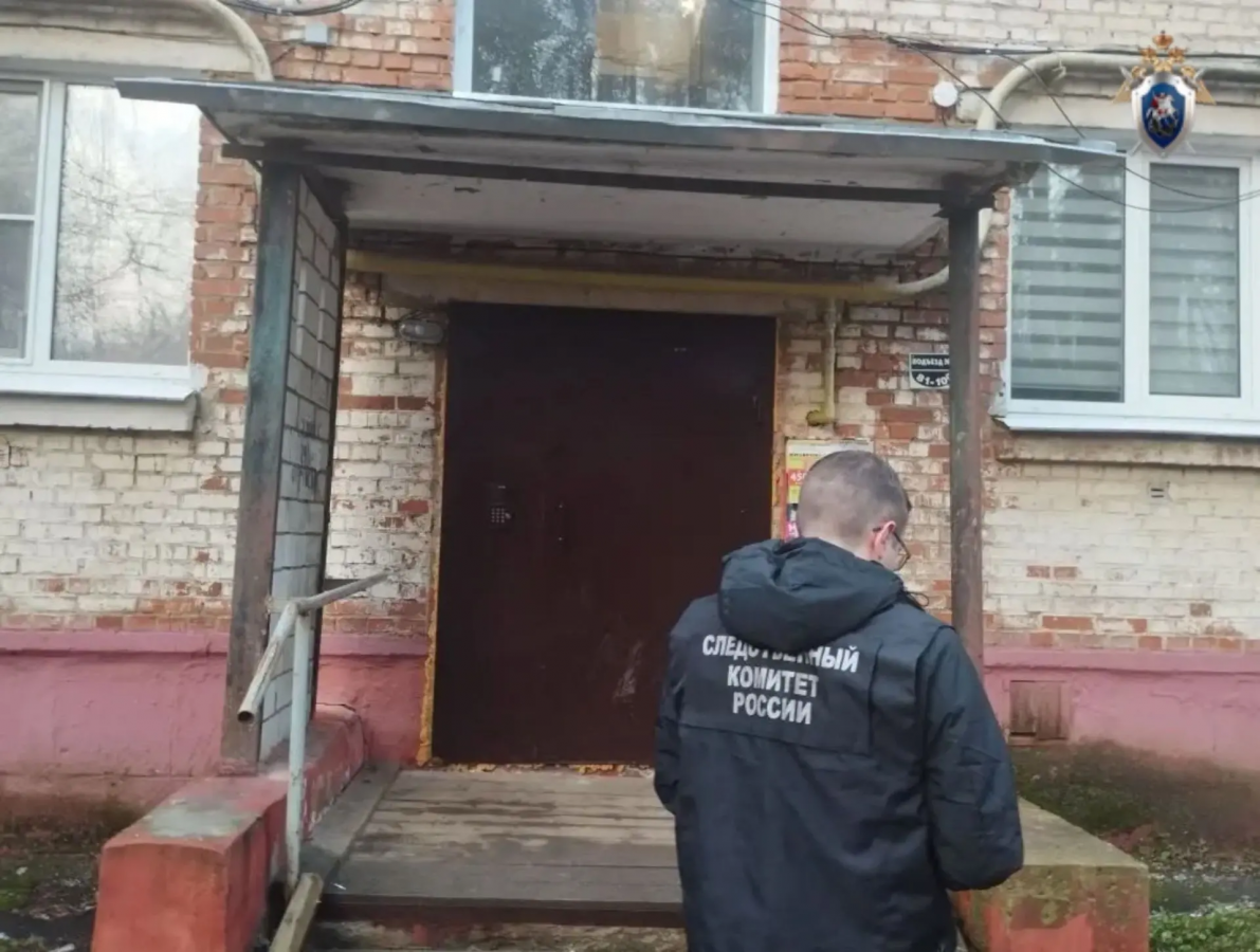 Женщину убили и бросили в подъезде дома в Нижегородской области - фото 1