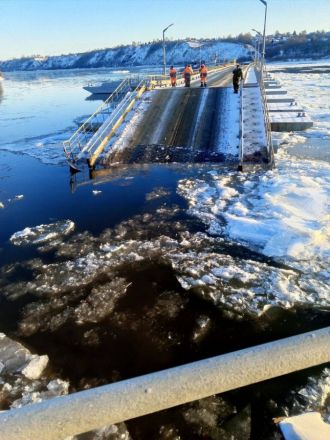 Ледоход разрушил наплавной мост в Павлове в Нижегородской области - фото 1