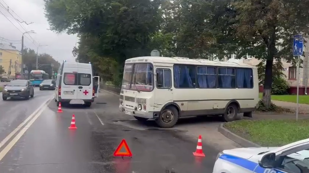 Трое детей пострадали в ДТП с каретой скорой помощи и автобусом на Автозаводе - фото 1