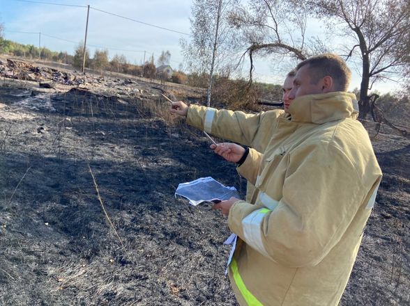Причины перехода огня на поселок Стеклянный изучают сотрудники нижегородского Госпожнадзора - фото 7