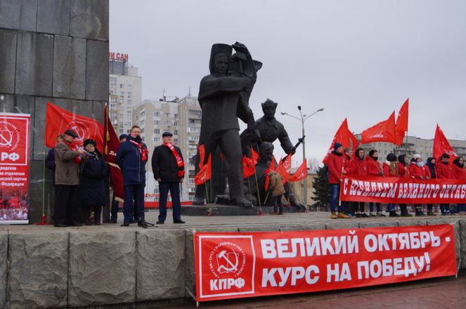 Нижегородские коммунисты отметили Октябрьскую революцию шествием по Канавинскому мосту (ФОТО) - фото 8