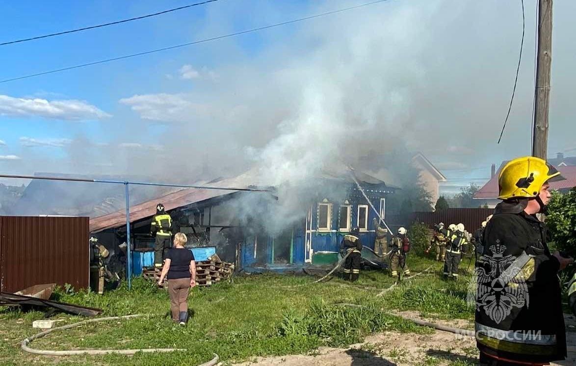 Частный дом загорелся в нижегородской Кузнечихе 11 июня - фото 1