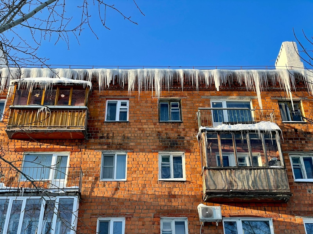 Работа по очистке крыш от сосулек усилена в Нижнем Новгороде