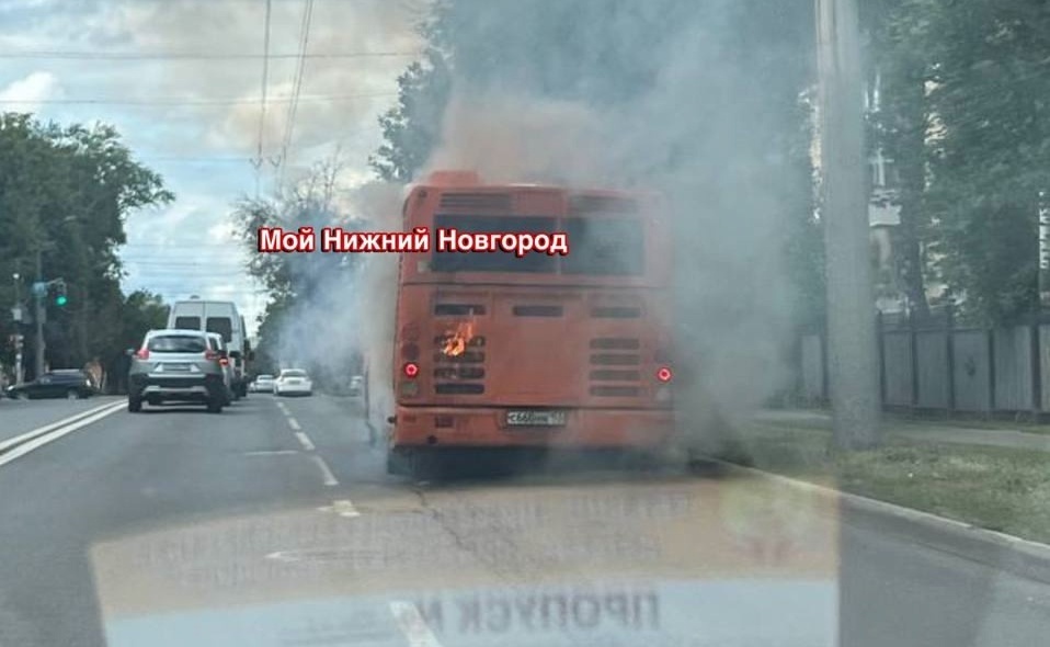 Рейсовый автобус загорелся на ходу в Нижнем Новгороде - фото 1