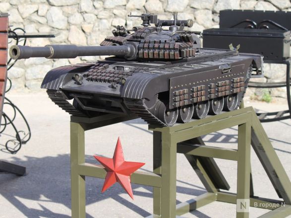 Танк-мангал и деревянные иконы: фоторепортаж с новой выставки от заключенных в Нижнем Новгороде - фото 21
